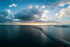 湖泊风景和桥梁建筑