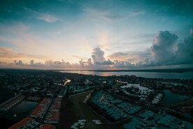 湖泊风景和建筑群