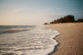 沙滩上的海浪泡沫