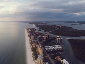 海岸线建筑群和道路