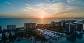 海滨城市建筑和日出风景