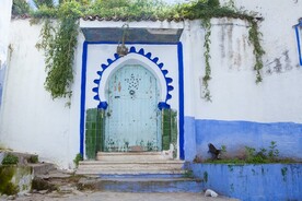 蓝色图案装饰的房子