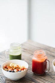 果汁和草莓蓝莓等食材