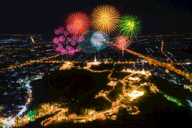 城市夜景和烟花