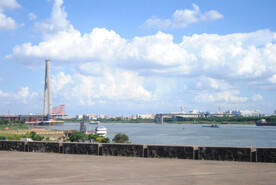 蓝天白云跨江桥