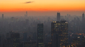 夕阳下黄埔江畔金融中心