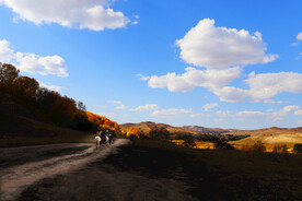 骑马赏秋景