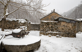 雪中的那盘石碾
