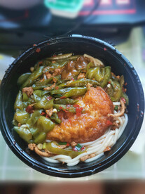 青椒炒肉荷包蛋米粉