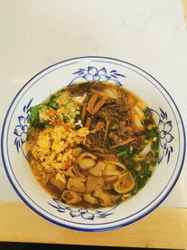 长沙街头小吃美食肥肠面