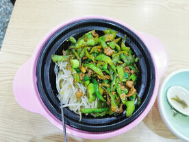 青椒炒肉煲仔饭