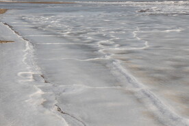 冬日海冰裂缝