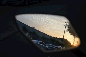 反光镜下的晚霞