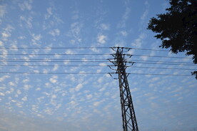 蓝天白云与电线