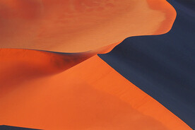 阳光洒落在沙丘上