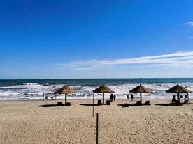 阳光下的海边沙滩