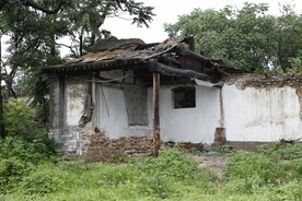 拆了一半的民居