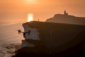 悬崖上的无人机