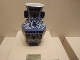 青花番莲六方贯耳瓶