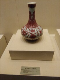 釉里红八宝撇口瓶