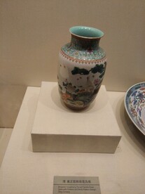 雍正款粉彩花鸟瓶