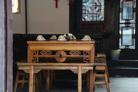 小吃店里的桌椅