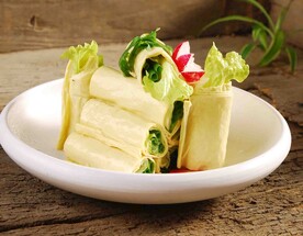 干豆腐卷小葱蘸酱