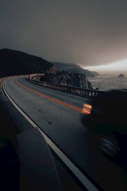 道路行驶的汽车