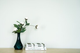 书本和蓝色花瓶