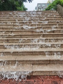 雨中的台阶