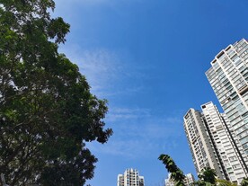 午后城市晴朗的天空