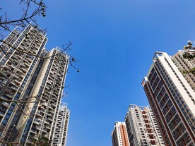 冬日里晴朗的城市和蓝天