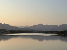 夕阳之下的青龙湖水库