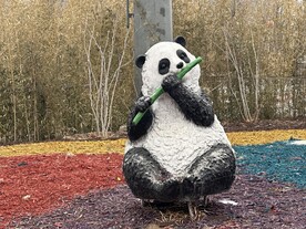 公园里的熊猫塑像