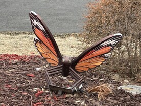 公园里的蝴蝶塑像