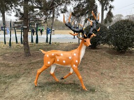 公园里的鹿塑像