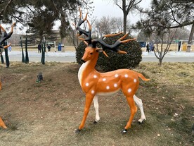 公园里的鹿塑像