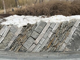 公园里的石头墙