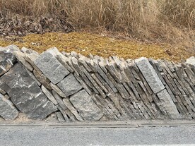 公园里的石头墙