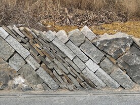 公园里的石头墙