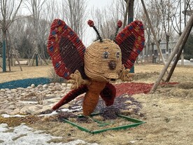 公园里的蝴蝶宝宝塑像