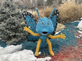 公园里的蝴蝶宝宝塑像