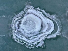 塑胶跑道上雪融化后盐水印