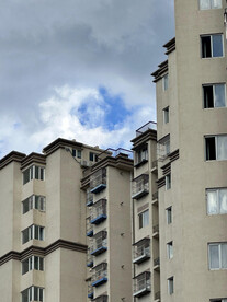 惠景新苑上空云层中露出来蓝天