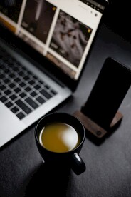 桌面饮料和电子产品