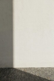 石板地面和石灰白墙