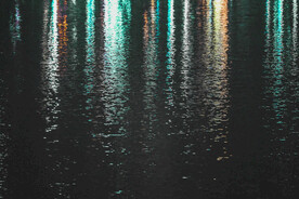 水中的霓虹灯倒影