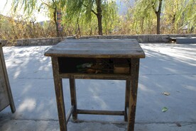 30年前木头课桌 