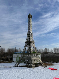 夏村滑雪场的埃菲尔铁塔模型