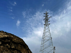 架设电线杆施工现场